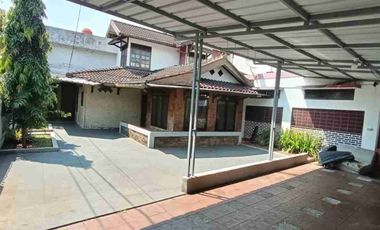 Rumah murah cocok buat kantor yang luas tanah 300 m dengan KT 3 dan halaman depan muat banyak motor dan mobil