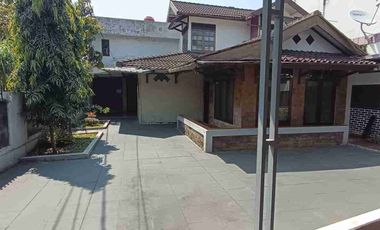 Rumah murah cocok buat kantor yang luas tanah 300 m dengan KT 3 dan halaman depan muat banyak motor dan mobil