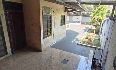 Rumah murah cocok buat kantor yang luas tanah 300 m dengan KT 3 dan halaman depan muat banyak motor dan mobil
