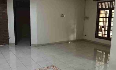 Rumah murah cocok buat kantor yang luas tanah 300 m dengan KT 3 dan halaman depan muat banyak motor dan mobil