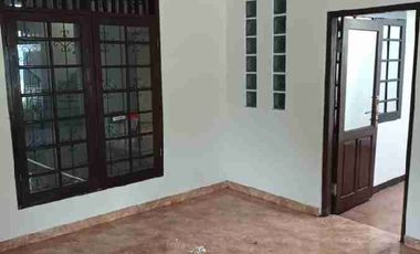 Rumah murah cocok buat kantor yang luas tanah 300 m dengan KT 3 dan halaman depan muat banyak motor dan mobil