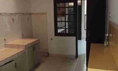Rumah murah cocok buat kantor yang luas tanah 300 m dengan KT 3 dan halaman depan muat banyak motor dan mobil