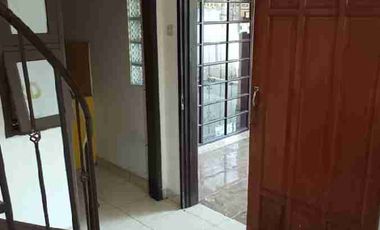 Rumah murah cocok buat kantor yang luas tanah 300 m dengan KT 3 dan halaman depan muat banyak motor dan mobil