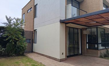 ¡Vive la tranquilidad que mereces en esta hermosa casa en Cajicá!!