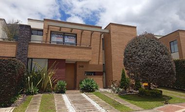 ¡Vive la tranquilidad que mereces en esta hermosa casa en Cajicá!!