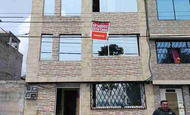 VENDO CASA RENTERA, DE TRES PISOS Y TERRAZA, EN TERRENO DE 75M2 EN TURUBAMBA DE MONJAS 2, SUR DE QUITO
