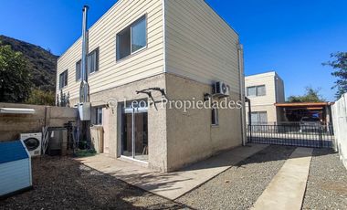 León Propiedades vende hermosa casa en condominio, Curacaví centro.