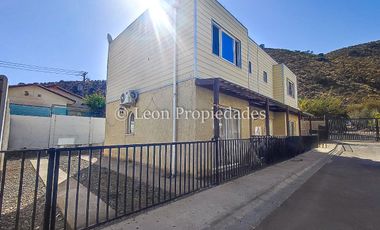León Propiedades vende hermosa casa en condominio, Curacaví centro.