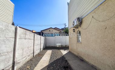 León Propiedades vende hermosa casa en condominio, Curacaví centro.