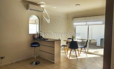 León Propiedades vende hermosa casa en condominio, Curacaví centro.