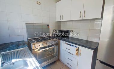 León Propiedades vende hermosa casa en condominio, Curacaví centro.