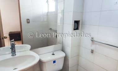 León Propiedades vende hermosa casa en condominio, Curacaví centro.