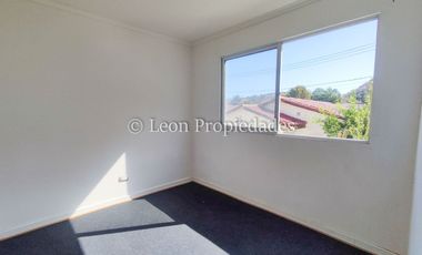 León Propiedades vende hermosa casa en condominio, Curacaví centro.