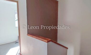 León Propiedades vende hermosa casa en condominio, Curacaví centro.