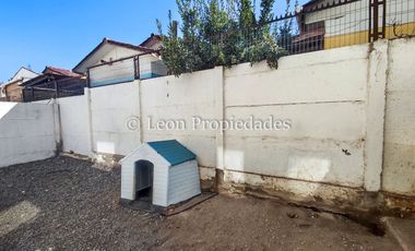 León Propiedades vende hermosa casa en condominio, Curacaví centro.