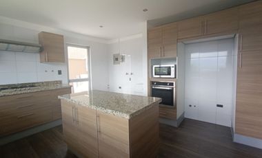 MUY LINDO DEPTO EN URB PRIVADA CUMBRES DEL VALLE EN CUMBAYA (Proximo al Scala)