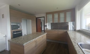 MUY LINDO DEPTO EN URB PRIVADA CUMBRES DEL VALLE EN CUMBAYA (Proximo al Scala)