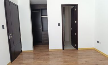 MUY LINDO DEPTO EN URB PRIVADA CUMBRES DEL VALLE EN CUMBAYA (Proximo al Scala)