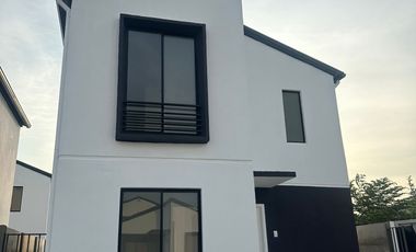 Vendo casa esquinera en Urbanización Valle Norte 2