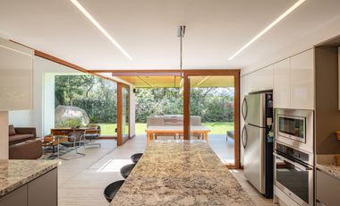 MODERNA CASA DE VENTA EN URB PRIVADA EN TUMBACO (SECTOR LA VIÑA ALTA)