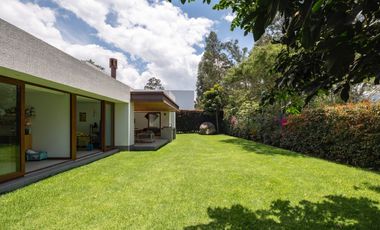 MODERNA CASA DE VENTA EN URB PRIVADA EN TUMBACO (SECTOR LA VIÑA ALTA)