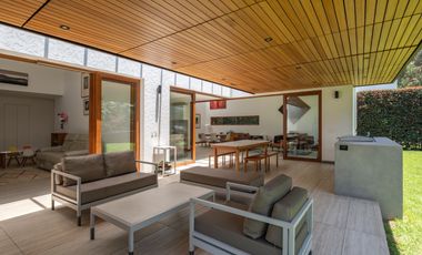 MODERNA CASA DE VENTA EN URB PRIVADA EN TUMBACO (SECTOR LA VIÑA ALTA)