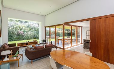 MODERNA CASA DE VENTA EN URB PRIVADA EN TUMBACO (SECTOR LA VIÑA ALTA)