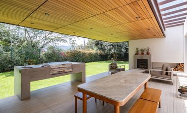 MODERNA CASA DE VENTA EN URB PRIVADA EN TUMBACO (SECTOR LA VIÑA ALTA)