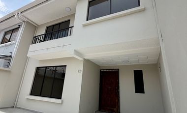 CASA Amplia y Cómoda EN RENTA sector Av. Abelardo J. Andrade