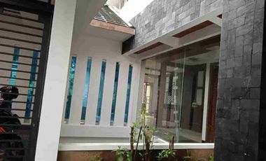 Disewakan Rumah 3 lantai di Jl Elang Malindo Jakarta Timur