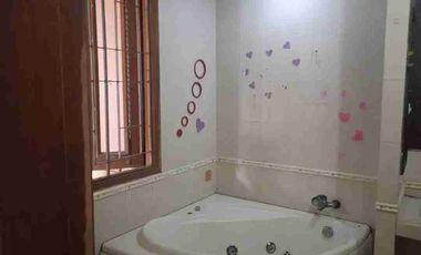 Disewakan Rumah 3 lantai di Jl Elang Malindo Jakarta Timur