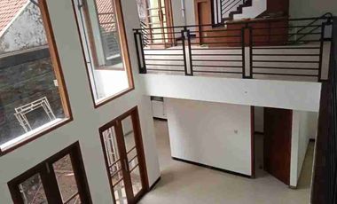 Disewakan Rumah 3 lantai di Jl Elang Malindo Jakarta Timur