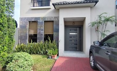 Casa Amoblada en Alquiler en ña Urbanización Porto Alegre, 3 Habitaciones, 3 Baños, Patio, Parqueo, Seguridad, Vía a la Costa