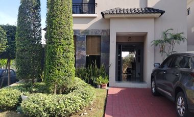 Casa Amoblada en Alquiler en ña Urbanización Porto Alegre, 3 Habitaciones, 3 Baños, Patio, Parqueo, Seguridad, Vía a la Costa