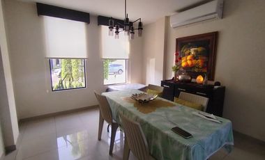 Casa Amoblada en Alquiler en ña Urbanización Porto Alegre, 3 Habitaciones, 3 Baños, Patio, Parqueo, Seguridad, Vía a la Costa