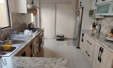 Casa Amoblada en Alquiler en ña Urbanización Porto Alegre, 3 Habitaciones, 3 Baños, Patio, Parqueo, Seguridad, Vía a la Costa