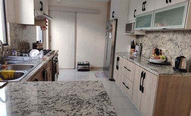 Casa Amoblada en Alquiler en ña Urbanización Porto Alegre, 3 Habitaciones, 3 Baños, Patio, Parqueo, Seguridad, Vía a la Costa