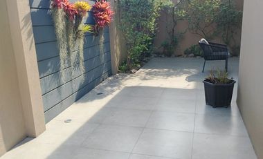 Casa Amoblada en Alquiler en ña Urbanización Porto Alegre, 3 Habitaciones, 3 Baños, Patio, Parqueo, Seguridad, Vía a la Costa