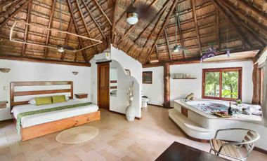 HERMOSA PROPIEDAD CON 2 CASAS Y 2 ALBERCAS PRIVADAS