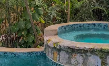 HERMOSA PROPIEDAD CON 2 CASAS Y 2 ALBERCAS PRIVADAS