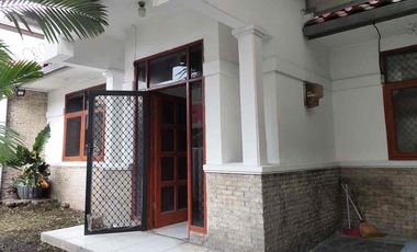 Dijual 
Rumah Taman Sakura
Luas Tanah : 124 M.
Luas Bangunan : 90 M.
Jumlah Kamar Tidur : 3 +1 MAID ROOM
Jumlah Kamar Mandi : 1 + 1 maid
Jumlah Lantai : 1 lt plus dak jemur
Jumlah Garasi/carport : 1 car port
Jenis Sertifikat : SHM
Harga : 1.75 M

Ne