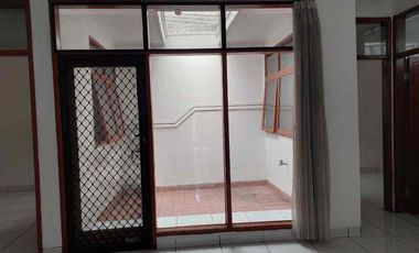 Dijual 
Rumah Taman Sakura
Luas Tanah : 124 M.
Luas Bangunan : 90 M.
Jumlah Kamar Tidur : 3 +1 MAID ROOM
Jumlah Kamar Mandi : 1 + 1 maid
Jumlah Lantai : 1 lt plus dak jemur
Jumlah Garasi/carport : 1 car port
Jenis Sertifikat : SHM
Harga : 1.75 M

Ne