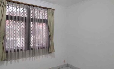 Dijual 
Rumah Taman Sakura
Luas Tanah : 124 M.
Luas Bangunan : 90 M.
Jumlah Kamar Tidur : 3 +1 MAID ROOM
Jumlah Kamar Mandi : 1 + 1 maid
Jumlah Lantai : 1 lt plus dak jemur
Jumlah Garasi/carport : 1 car port
Jenis Sertifikat : SHM
Harga : 1.75 M

Ne