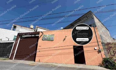 Oportunidad de adquirir una bodega en San Andrés Cholula a 5 minutos de periférico y 2 minutos de Radial Zapata, haz crecer tu negocio y que tu empresa crezca. Nave techada de 550 m2 con tapanco, oficinas, sanitarios, bodegas, cocina.