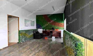 Oportunidad de adquirir una bodega en San Andrés Cholula a 5 minutos de periférico y 2 minutos de Radial Zapata, haz crecer tu negocio y que tu empresa crezca. Nave techada de 550 m2 con tapanco, oficinas, sanitarios, bodegas, cocina.