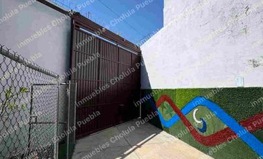 Oportunidad de adquirir una bodega en San Andrés Cholula a 5 minutos de periférico y 2 minutos de Radial Zapata, haz crecer tu negocio y que tu empresa crezca. Nave techada de 550 m2 con tapanco, oficinas, sanitarios, bodegas, cocina.