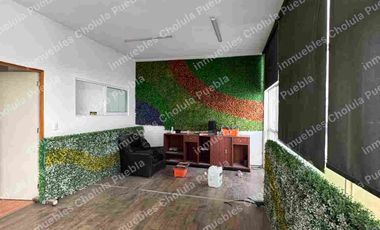 Oportunidad de adquirir una bodega en San Andrés Cholula a 5 minutos de periférico y 2 minutos de Radial Zapata, haz crecer tu negocio y que tu empresa crezca. Nave techada de 550 m2 con tapanco, oficinas, sanitarios, bodegas, cocina.