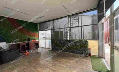 Oportunidad de adquirir una bodega en San Andrés Cholula a 5 minutos de periférico y 2 minutos de Radial Zapata, haz crecer tu negocio y que tu empresa crezca. Nave techada de 550 m2 con tapanco, oficinas, sanitarios, bodegas, cocina.