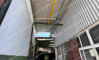 Oportunidad de adquirir una bodega en San Andrés Cholula a 5 minutos de periférico y 2 minutos de Radial Zapata, haz crecer tu negocio y que tu empresa crezca. Nave techada de 550 m2 con tapanco, oficinas, sanitarios, bodegas, cocina.