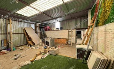 Oportunidad de adquirir una bodega en San Andrés Cholula a 5 minutos de periférico y 2 minutos de Radial Zapata, haz crecer tu negocio y que tu empresa crezca. Nave techada de 550 m2 con tapanco, oficinas, sanitarios, bodegas, cocina.